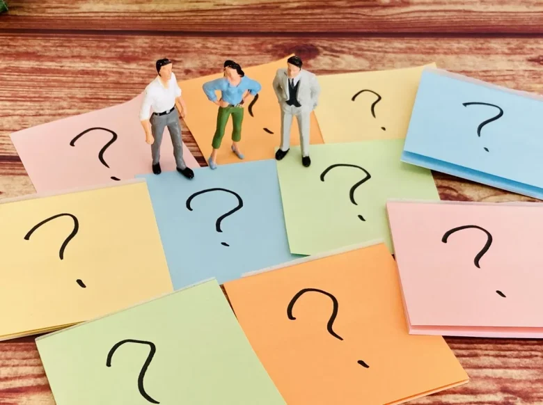 「?」が書かれた付箋