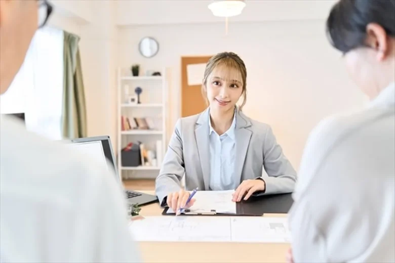 案内をする女性