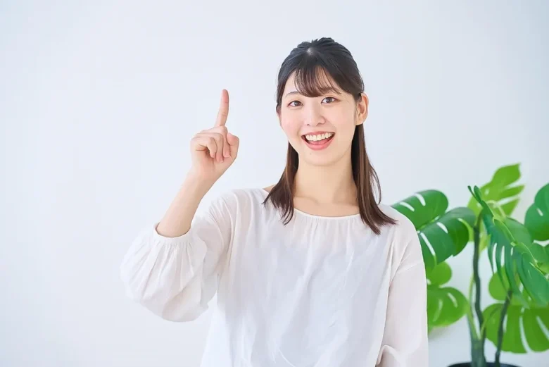 人差し指を立てる女性
