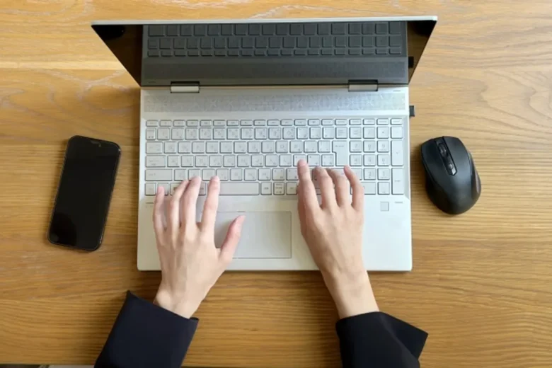 パソコンを打つ手 上から