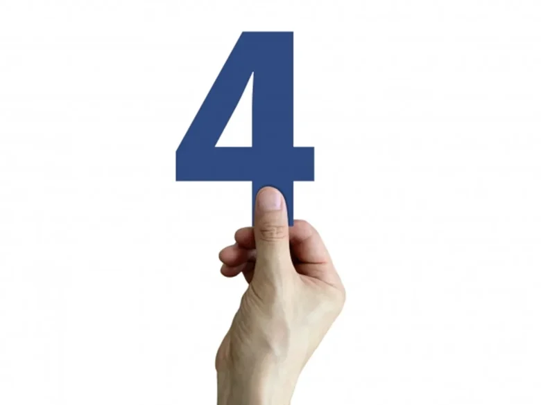 手に持った数字4
