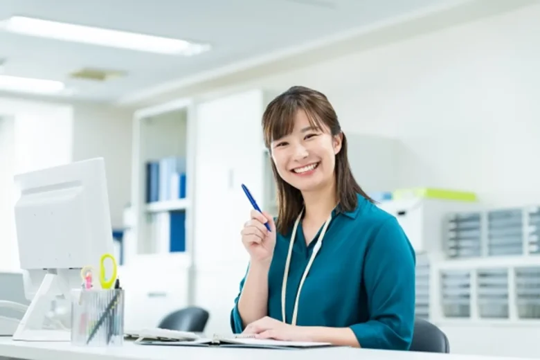 おすすめするオフィスのビジネスウーマン