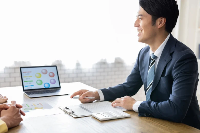 男性が笑顔で何かの話し合いをしている