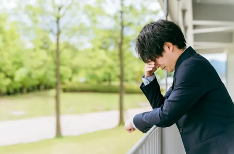 仕事で悩む若いアジア人ビジネスマン