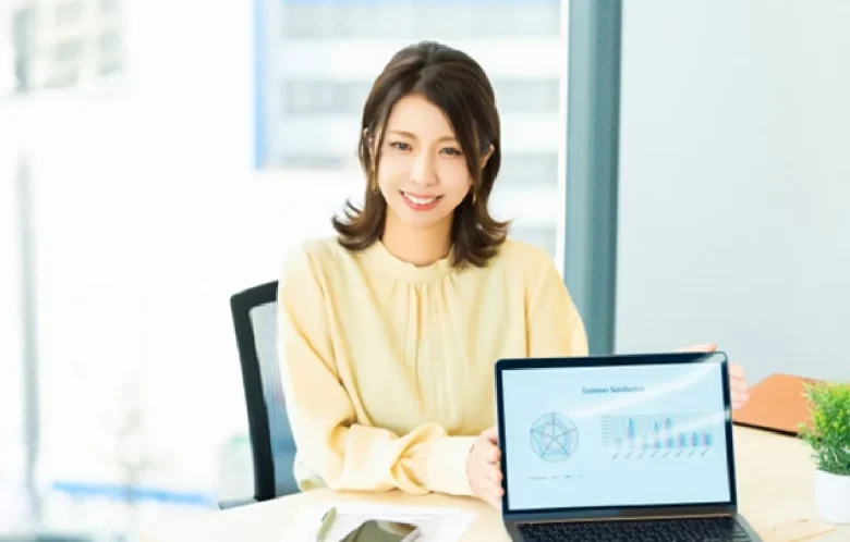 笑顔で対話をする女性・ビジネスウーマン