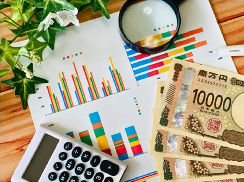 資産運用の実績（お金、虫眼鏡、電卓）