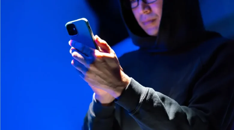 スマホを片手に作業する人