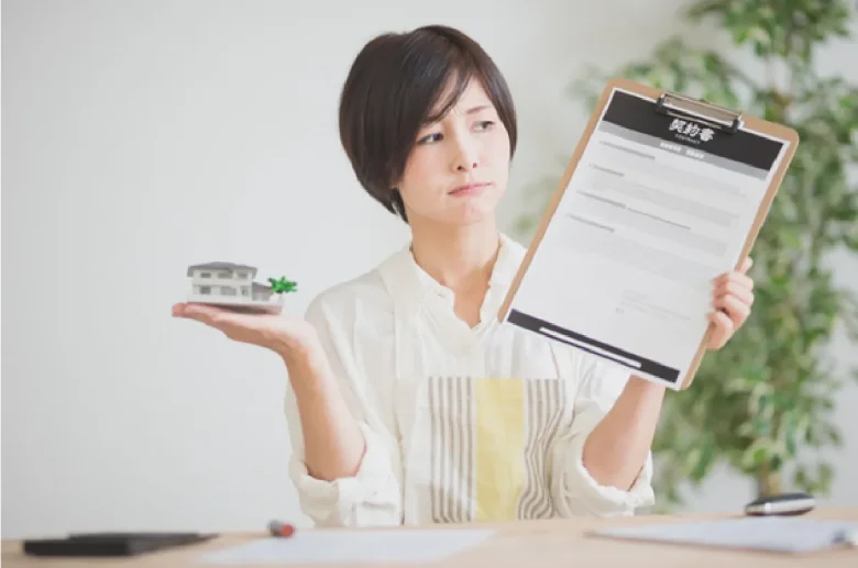 契約書を片手に困った顔をする女性