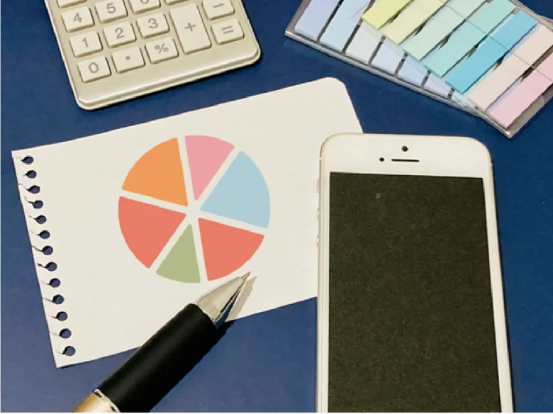 スマートフォンと円グラフとペン