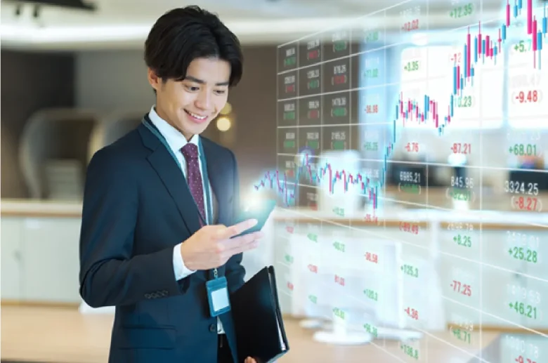 男性がスマホをみて笑顔の写真