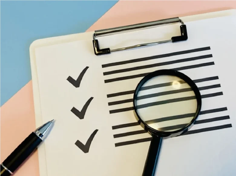 虫眼鏡とチェックリスト